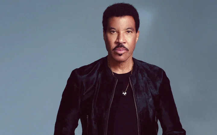 Lionel Richie 与 Earth, Wind & Fire – Sing a Song All Night Long